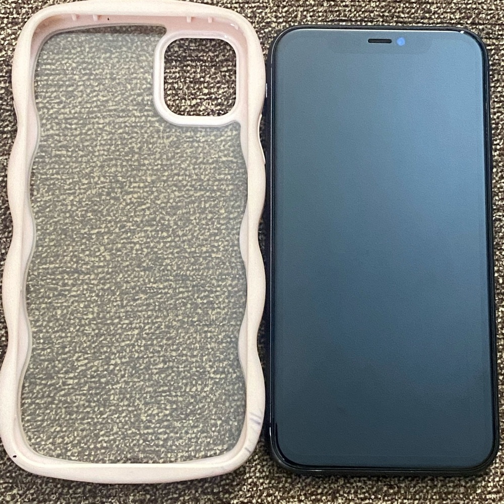 Apple iPhone 11 64GB - (Unknown Carrier) iCloud locked for parts Not Working.